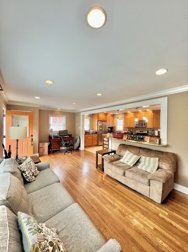 Building Photo - 323 E Lowry Ln