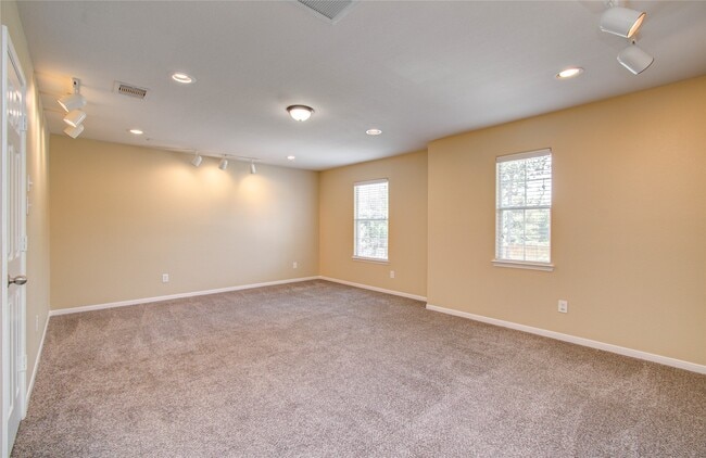 Building Photo - 17607 Memorial Falls Dr