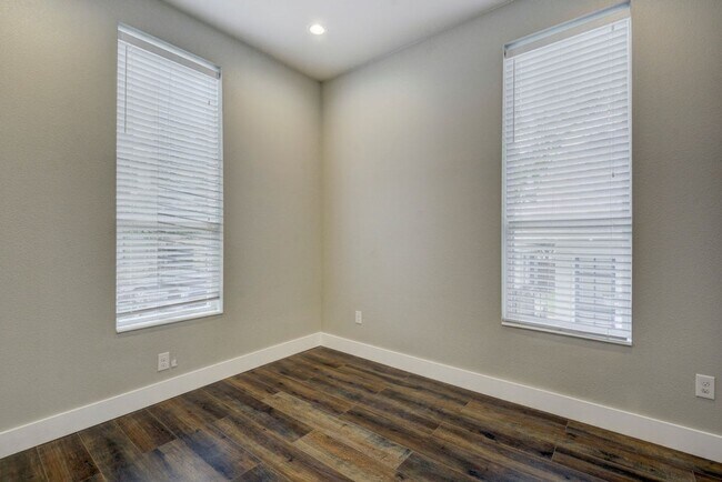 Building Photo - 7bed/4bath in West Campus