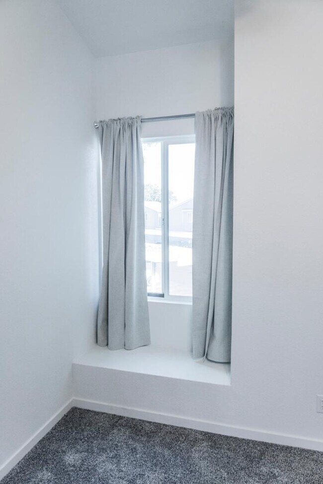 Building Photo - 2301 E University Dr