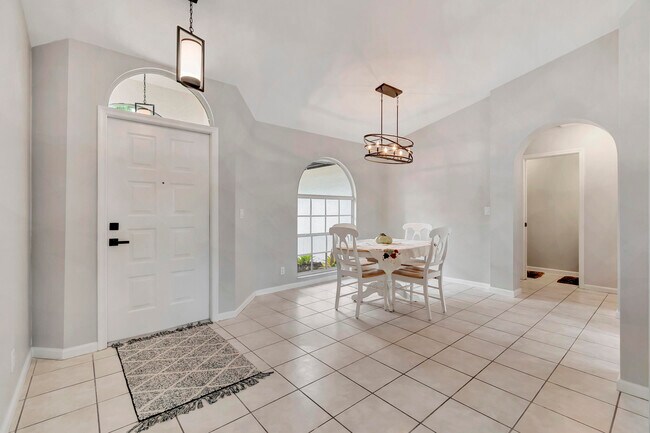 Building Photo - 1588 Farmington Ave