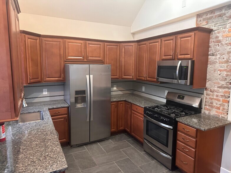 Building Photo - 135 Maple Ave