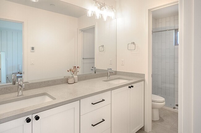 Building Photo - Impeccable Designer Townhome
