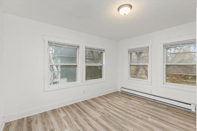 Building Photo - 2 bedroom / 1 bathroom apartment with Easy Commute or Walk to Drake University!