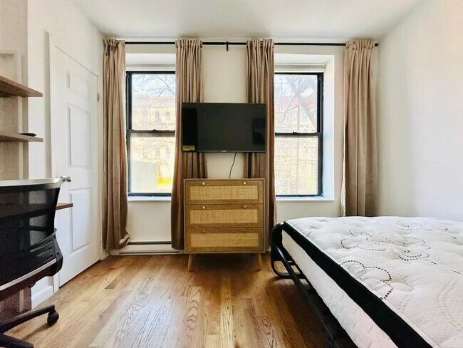 Building Photo - Furnished room/NOT APARTMENT