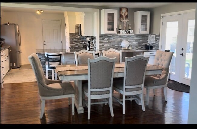 Building Photo - Spacious 4BD/4BA Home with Private Studio, located in the desirable Ferry St Bridge area!