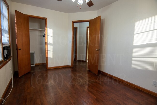 Building Photo - Weekly Rental 2 Bedroom 1 Bathroom on cul-...