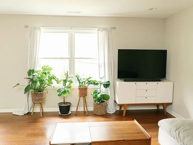 Building Photo - 15 Woodstock Ln