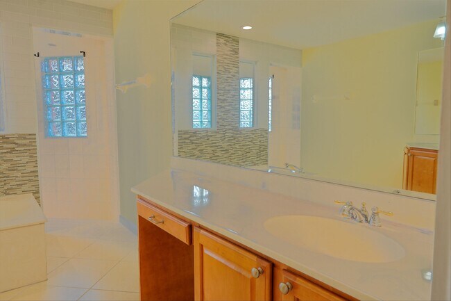 Building Photo - 781 SW Dolores Ave