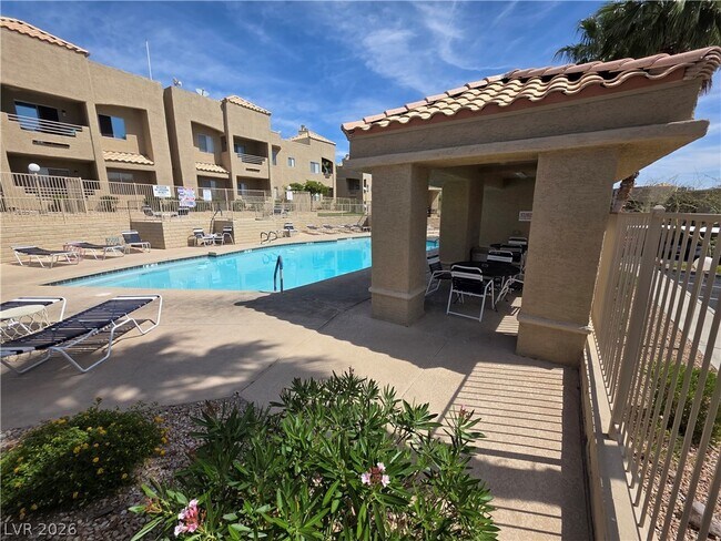 Building Photo - 2200 Highpointe Dr