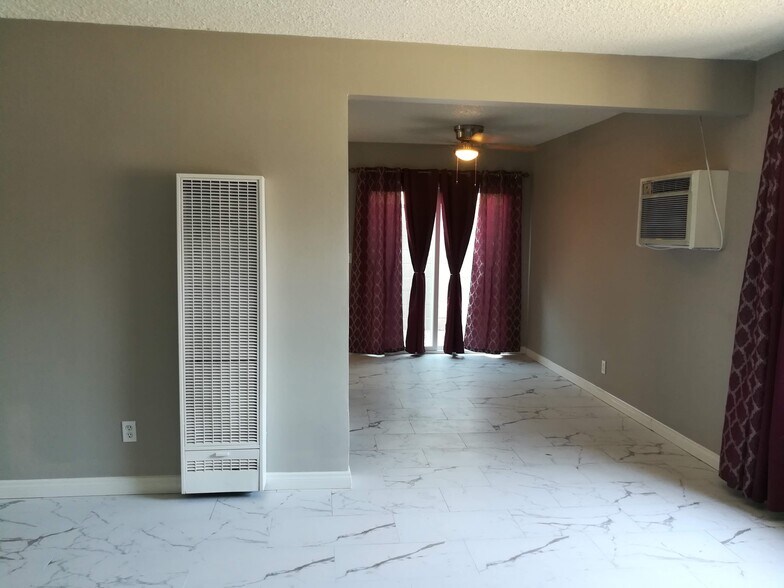 Building Photo - 7549 N Hollywood Way