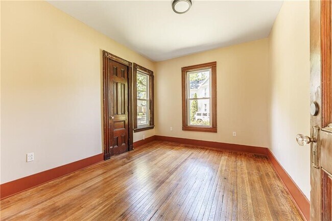 Building Photo - 268 Lyndhurst St