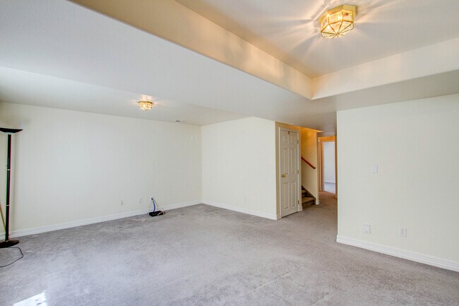 Building Photo - Impeccable 5 Bedroom Home with Mountain Views