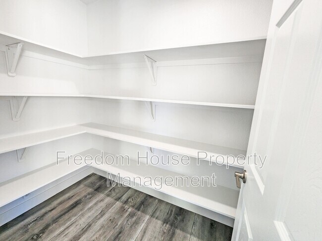 Building Photo - 581 Valiant Ave