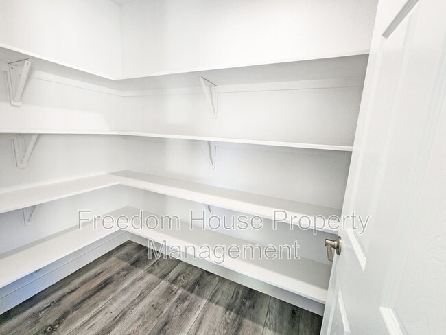 Building Photo - 861 Valiant Ave