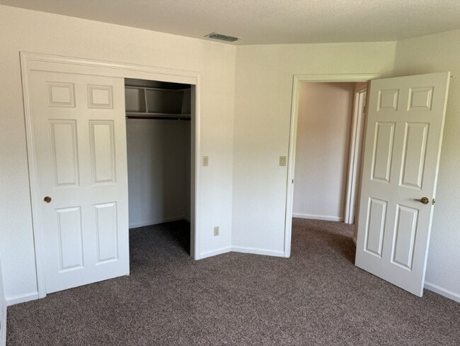 Building Photo - Modern 4 Bedroom 3 Car Garage Dixon *Star ...