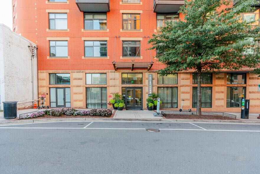 Building Photo - 1128 N Irving St