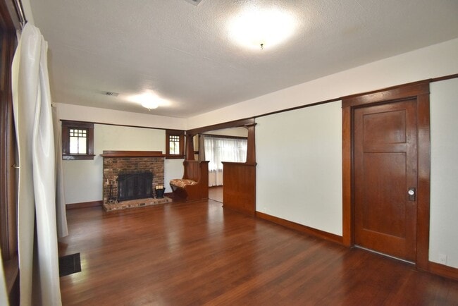 Building Photo - Beautiful Unique Home in Downtown Lebanon!