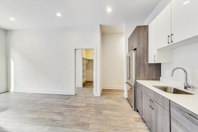 Building Photo - 847 N Larrabee St