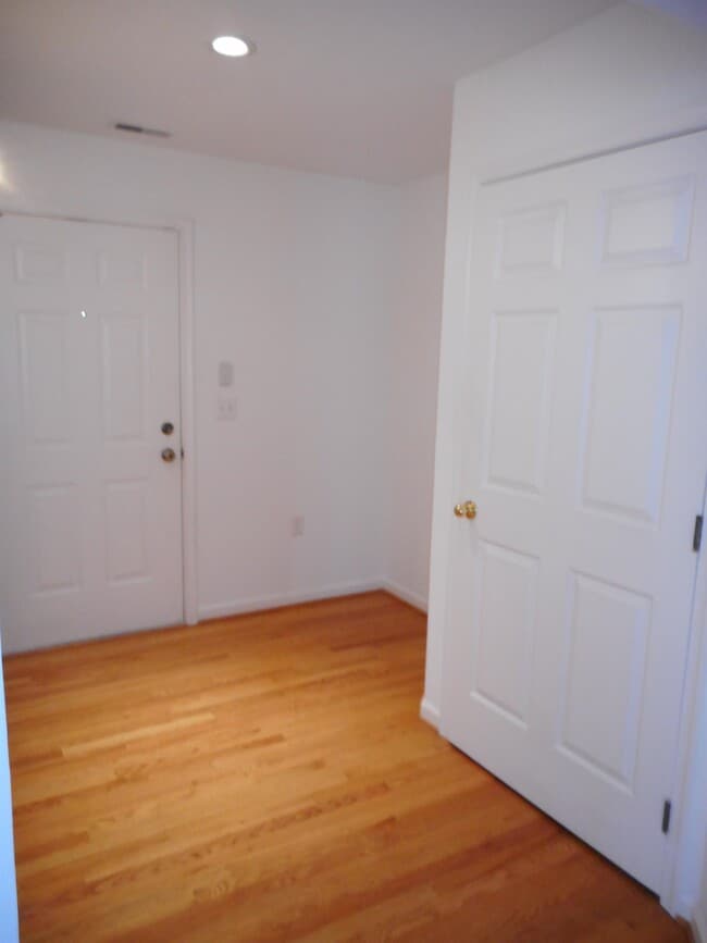 Building Photo - 207B Seneca Way