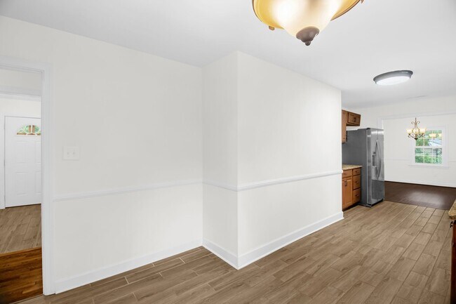 Building Photo - Beautiful 3 bedroom 2 1/2 bathroom Home with a Fenced-in Backyard in Winston!