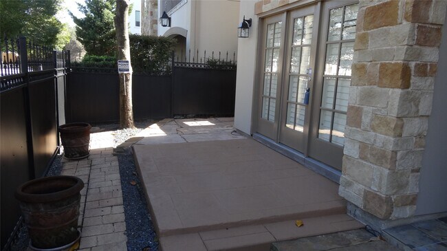 Building Photo - 2101 Elmen St