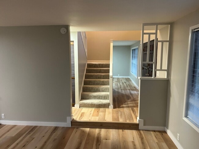 Building Photo - Lovely South Hills home, 4BD/3BA, Available early June!