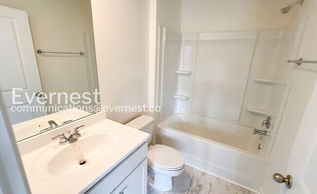 Building Photo - 5 Bed/5 Bath Home with 3 Car Garage / Pet-Friendly / Available Now!