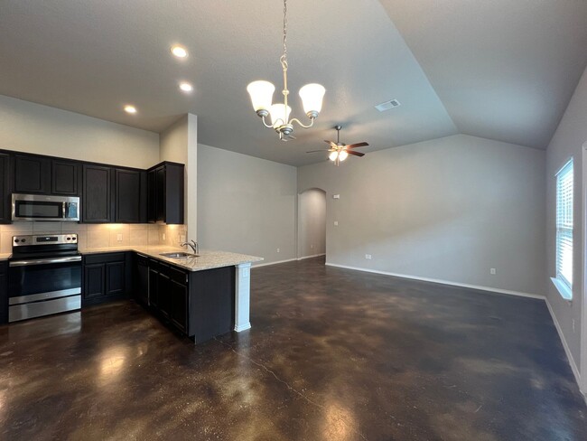 Building Photo - Luxury 3/2 Duplex in Seguin, Texas