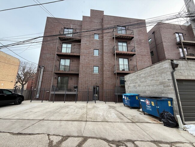 Building Photo - PRICE REDUCED!! Luxury 3BR/2BA Condo (Parking Included) – Prime Hyde Park & Modern Finishes!