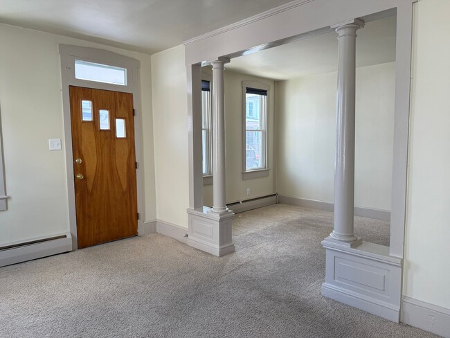 Building Photo - Spacious 3 bedroom 1 Bathroom Home in Manh...