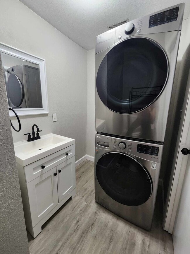 Building Photo - Charming Home in Cadillac Available May 2024