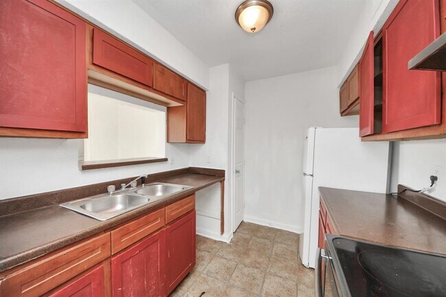 Building Photo - 8100 Creekbend Dr