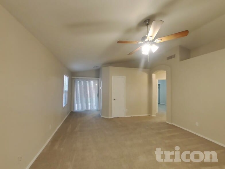 Building Photo - 4005 E La Salle St