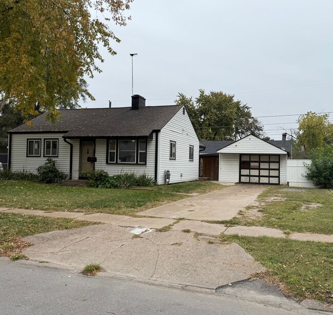 Building Photo - Cozy Main-Floor Living with Garage & Yard