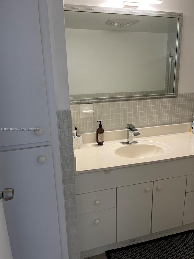 Building Photo - 2910 Point E Dr