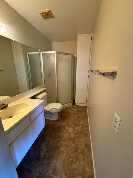 Building Photo - 330 Ivy Ln