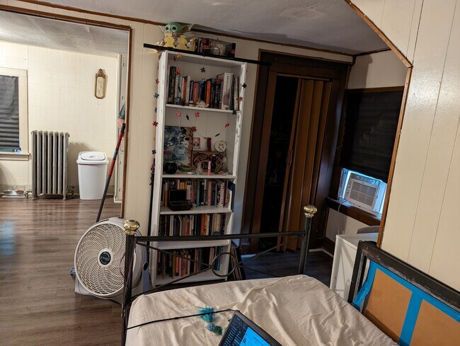 Building Photo - 301 E Eleanor St