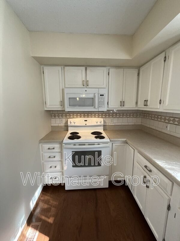 Building Photo - 9 Old Orchard Ln