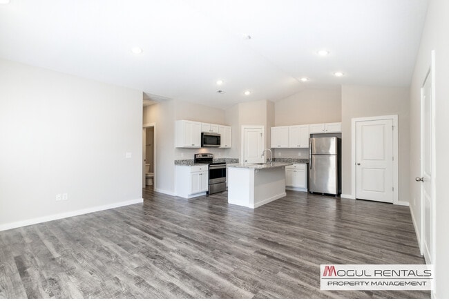 Building Photo - 604 E Martens Ct