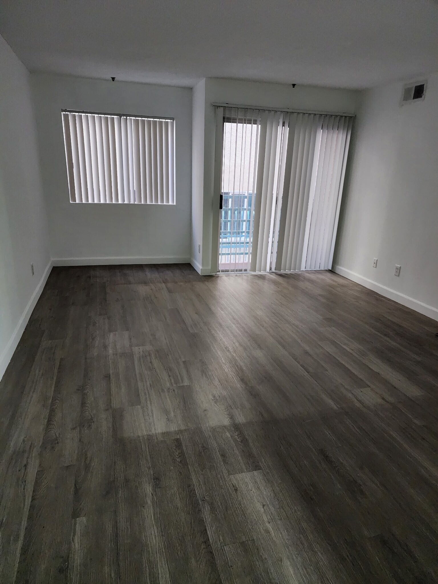 115 living room - Swan Court Apartments