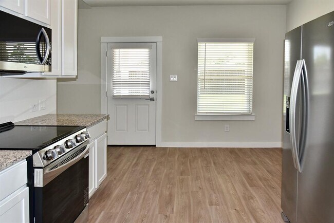 Building Photo - 358 Shoreview Dr