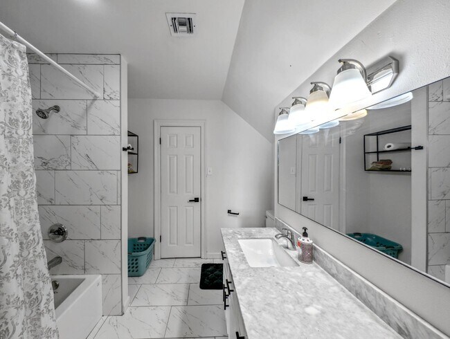 Building Photo - 3404 Lake Lynn Dr