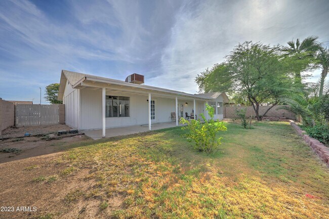 Building Photo - 7113 W Sunnyside Dr