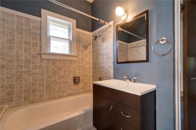 Building Photo - 2 bed 1 bath 792 sqft