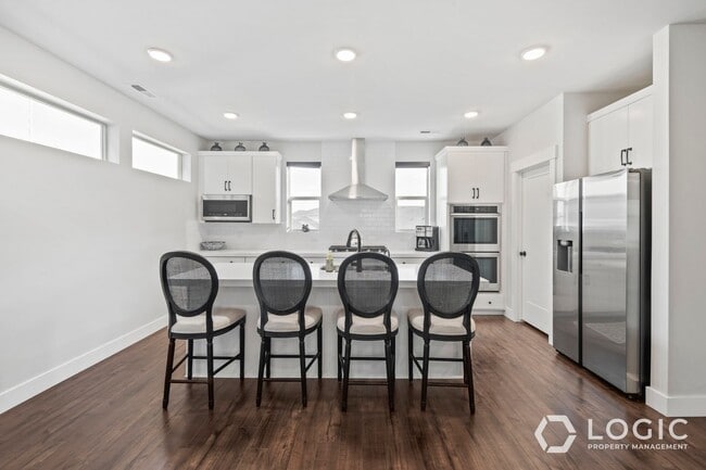 Building Photo - Beautiful Row End Townhome in Park City Utah!