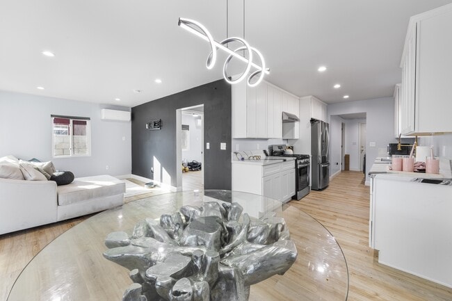 Building Photo - 341 E 91st St