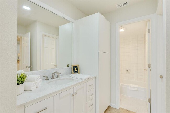 Building Photo - 8888 Tallwood Dr