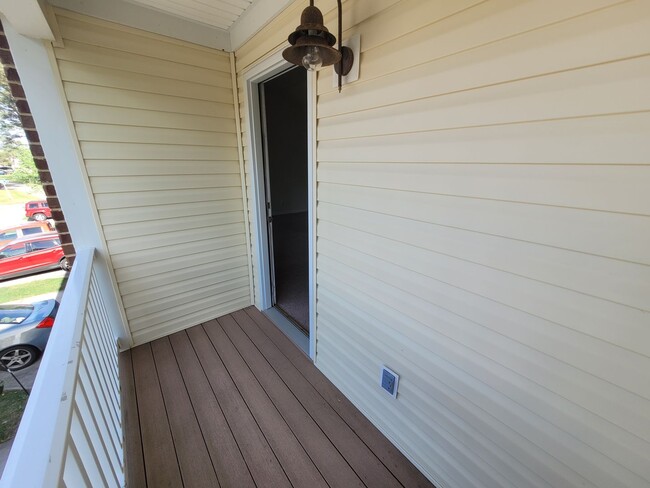 Building Photo - Gorgeous 3 bedroom, 2.5 bath townhome-styl...