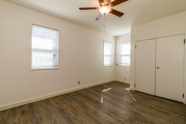 Building Photo - 121WDst